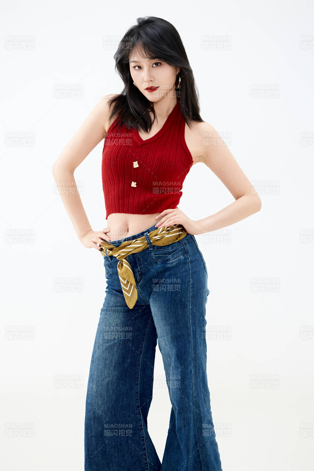 影棚拍摄穿着八十年代复古风装束的美女图片