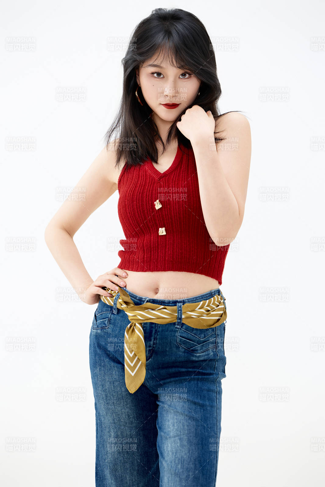 影棚拍摄穿着八十年代复古风装束的美女图片