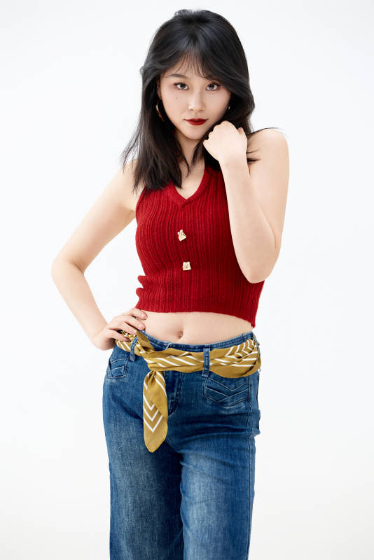 影棚拍摄穿着八十年代复古风装束的美女图片