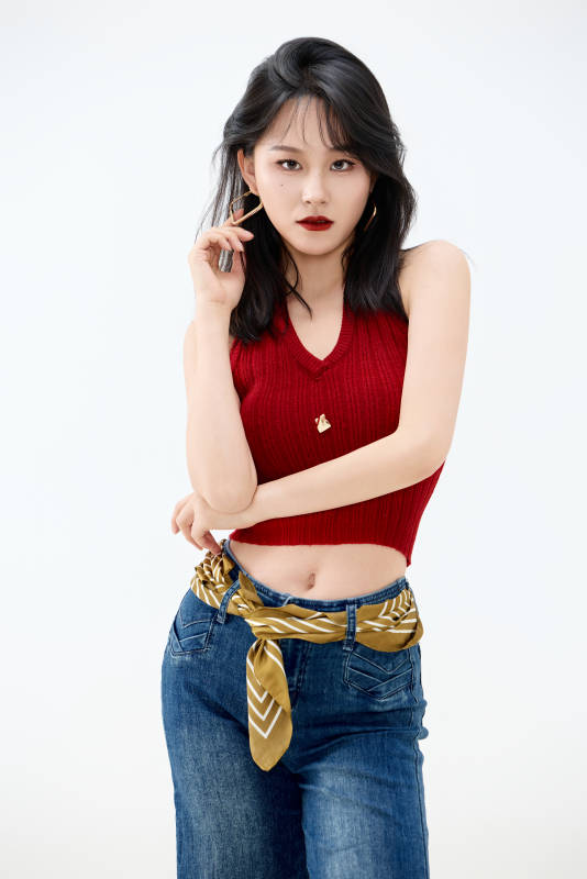 影棚拍摄穿着八十年代复古风装束的美女图片