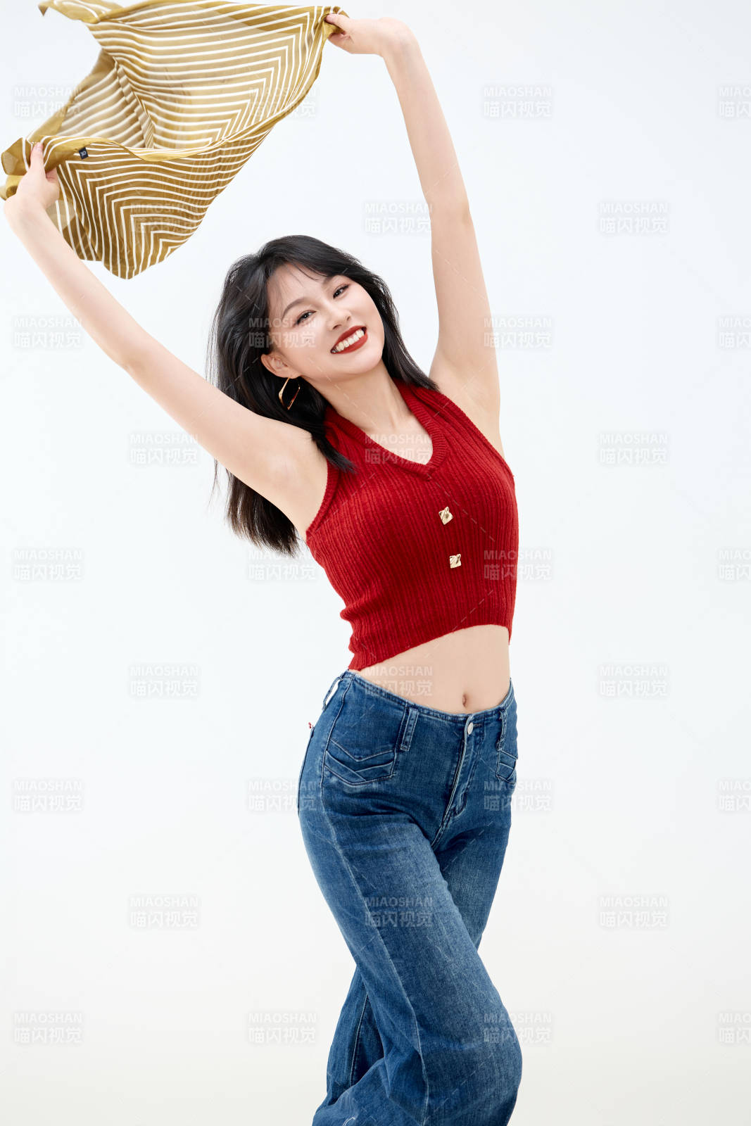 影棚拍摄穿着八十年代复古风装束的美女图片