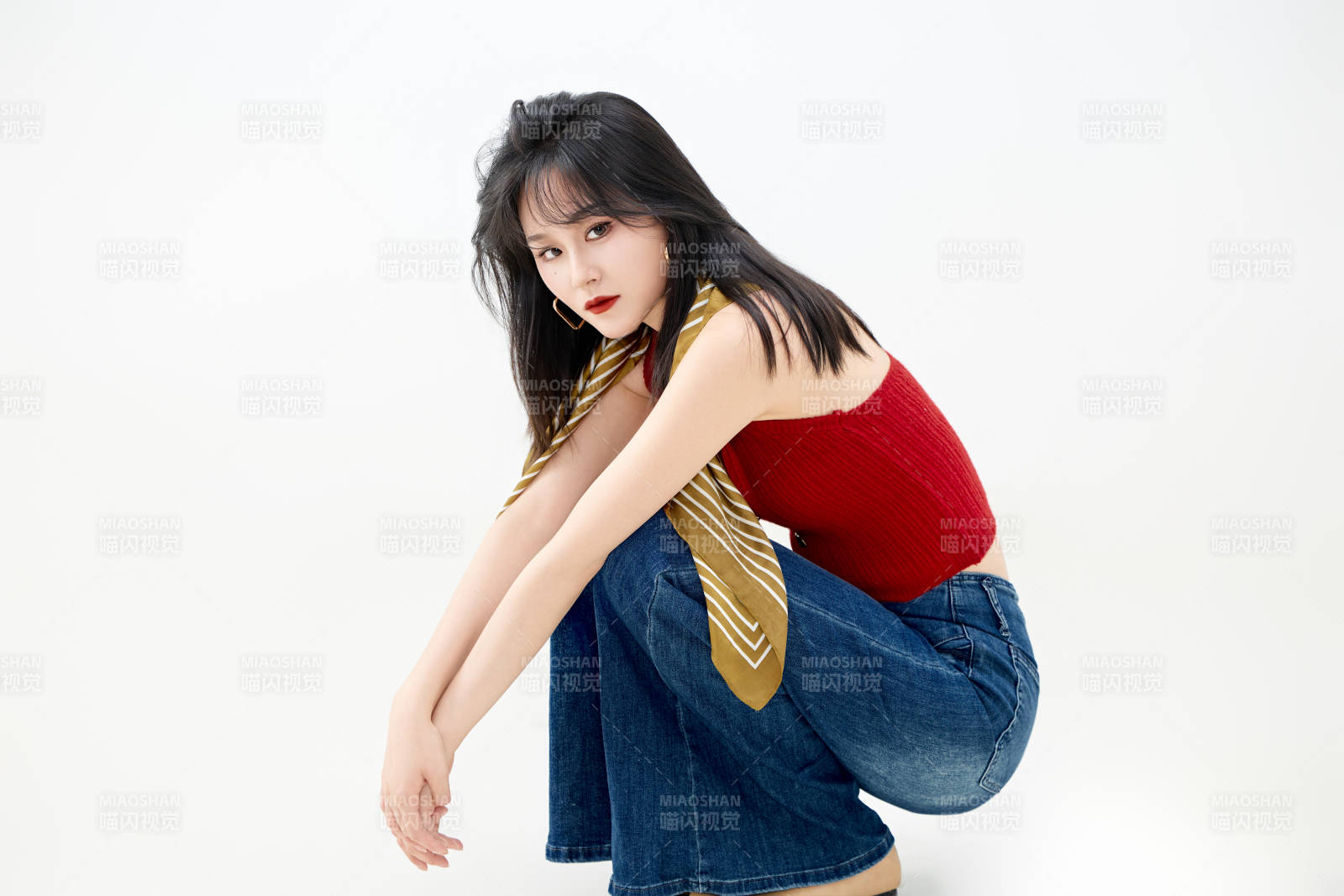 影棚拍摄穿着八十年代复古风装束的美女图片