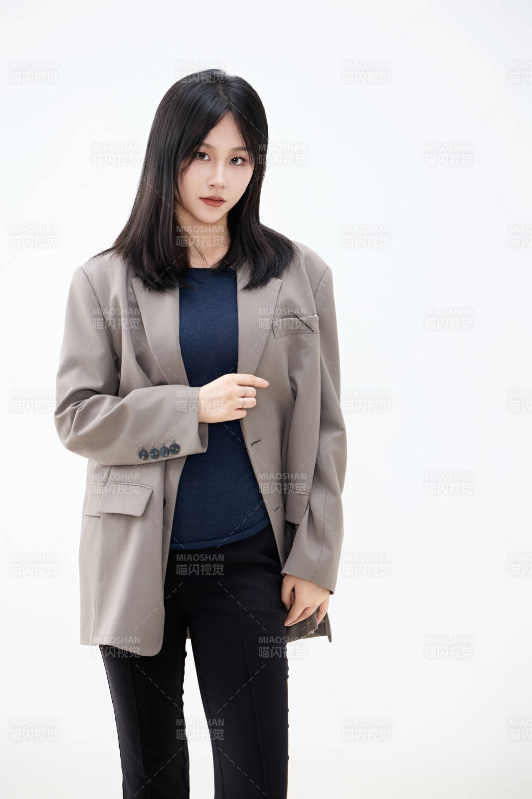 白色背景下穿着西装的职业女性形象图片