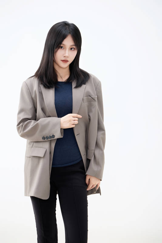 白色背景下穿着西装的职业女性形象图片