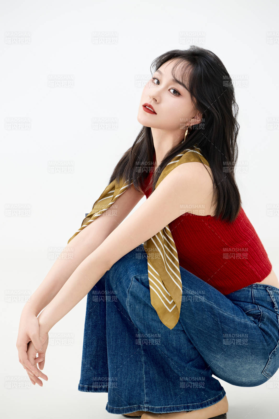 影棚拍摄穿着八十年代复古风装束的美女图片