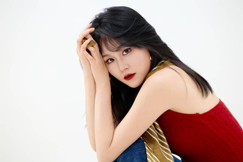 影棚拍摄穿着八十年代复古风装束的美女图片