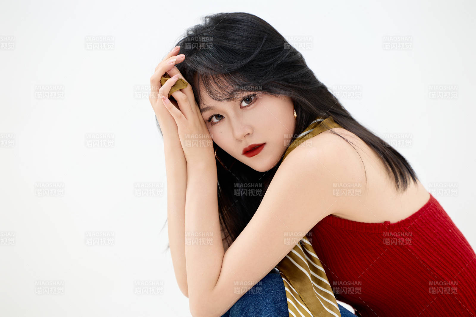 影棚拍摄穿着八十年代复古风装束的美女图片