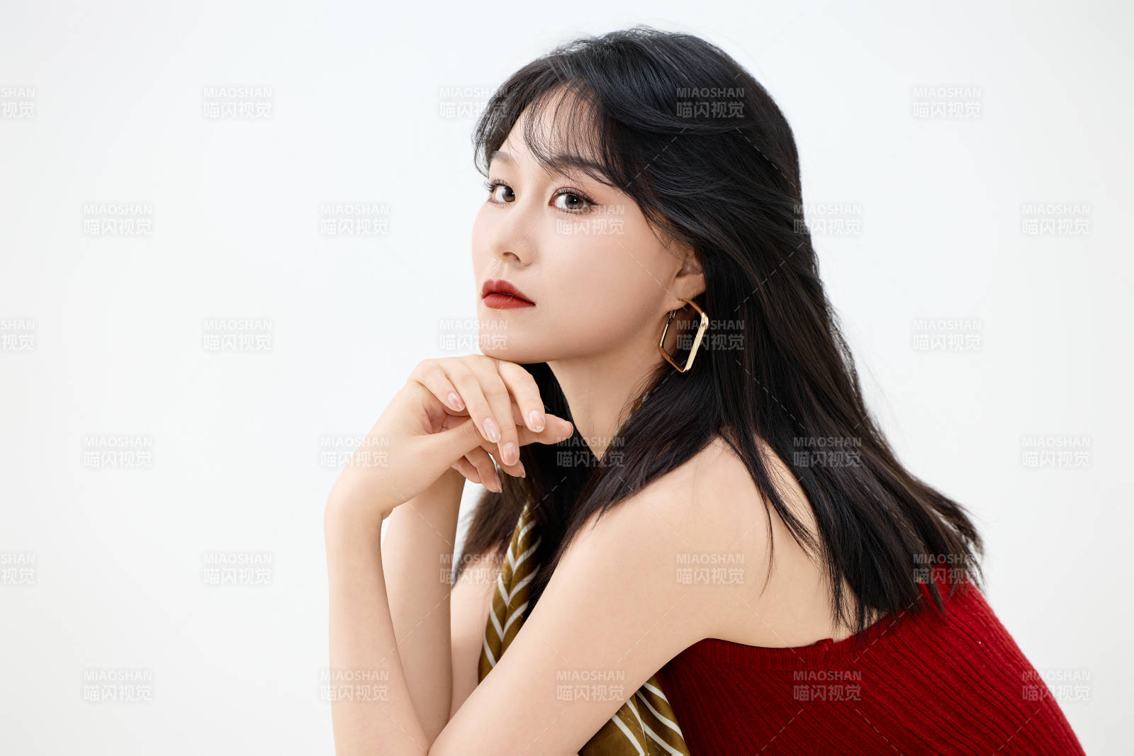 影棚拍摄穿着八十年代复古风装束的美女图片