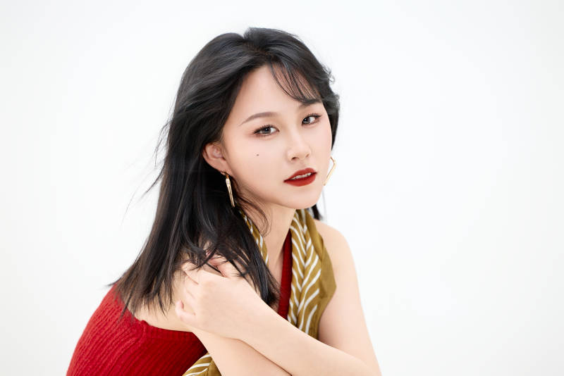 影棚拍摄穿着八十年代复古风装束的美女图片