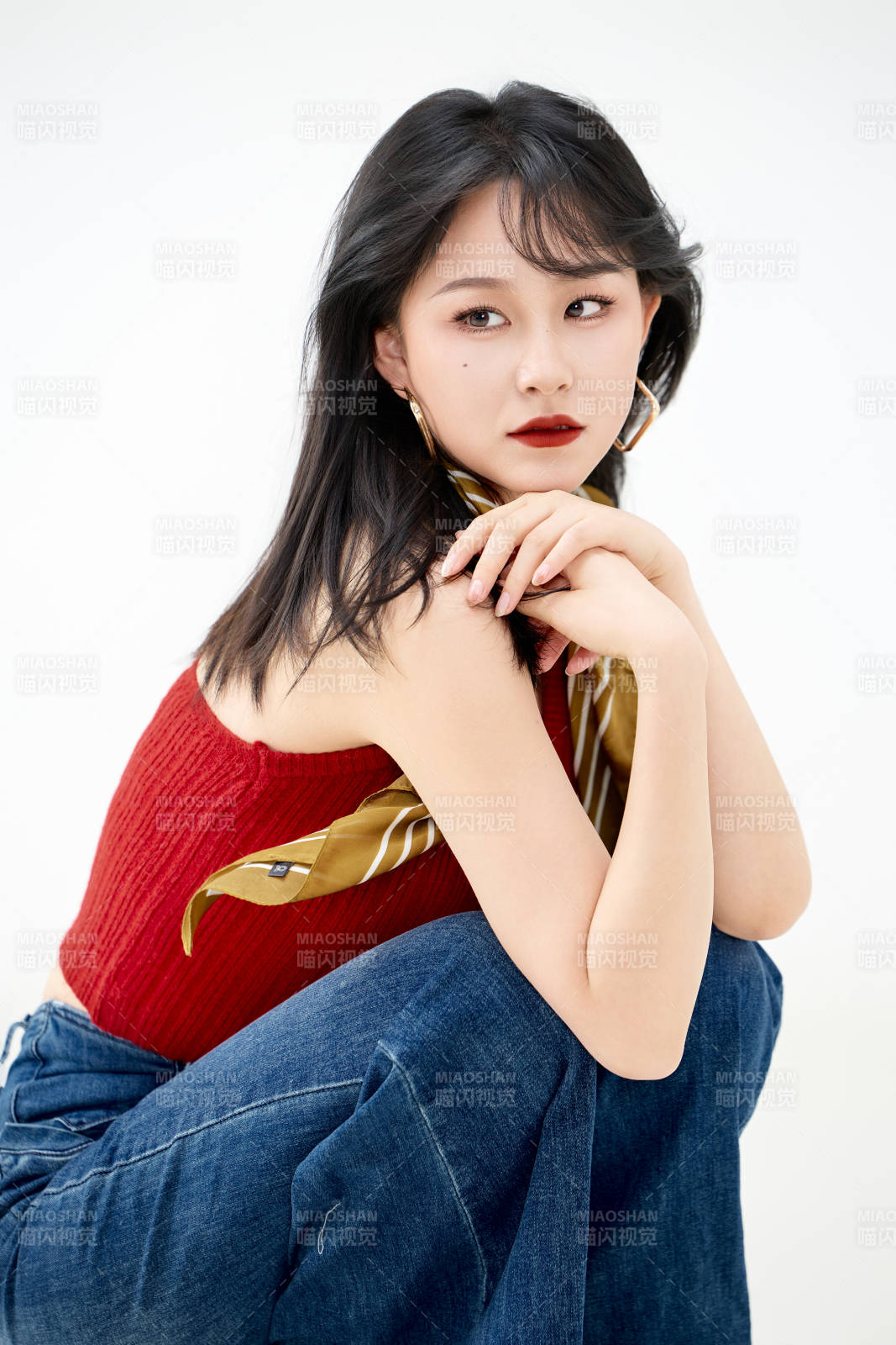 影棚拍摄穿着八十年代复古风装束的美女图片