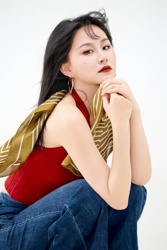 影棚拍摄穿着八十年代复古风装束的美女图片