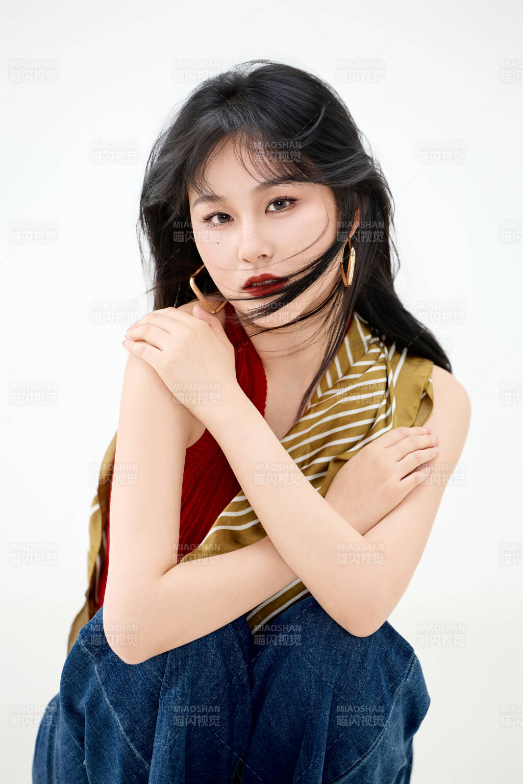 影棚拍摄穿着八十年代复古风装束的美女图片