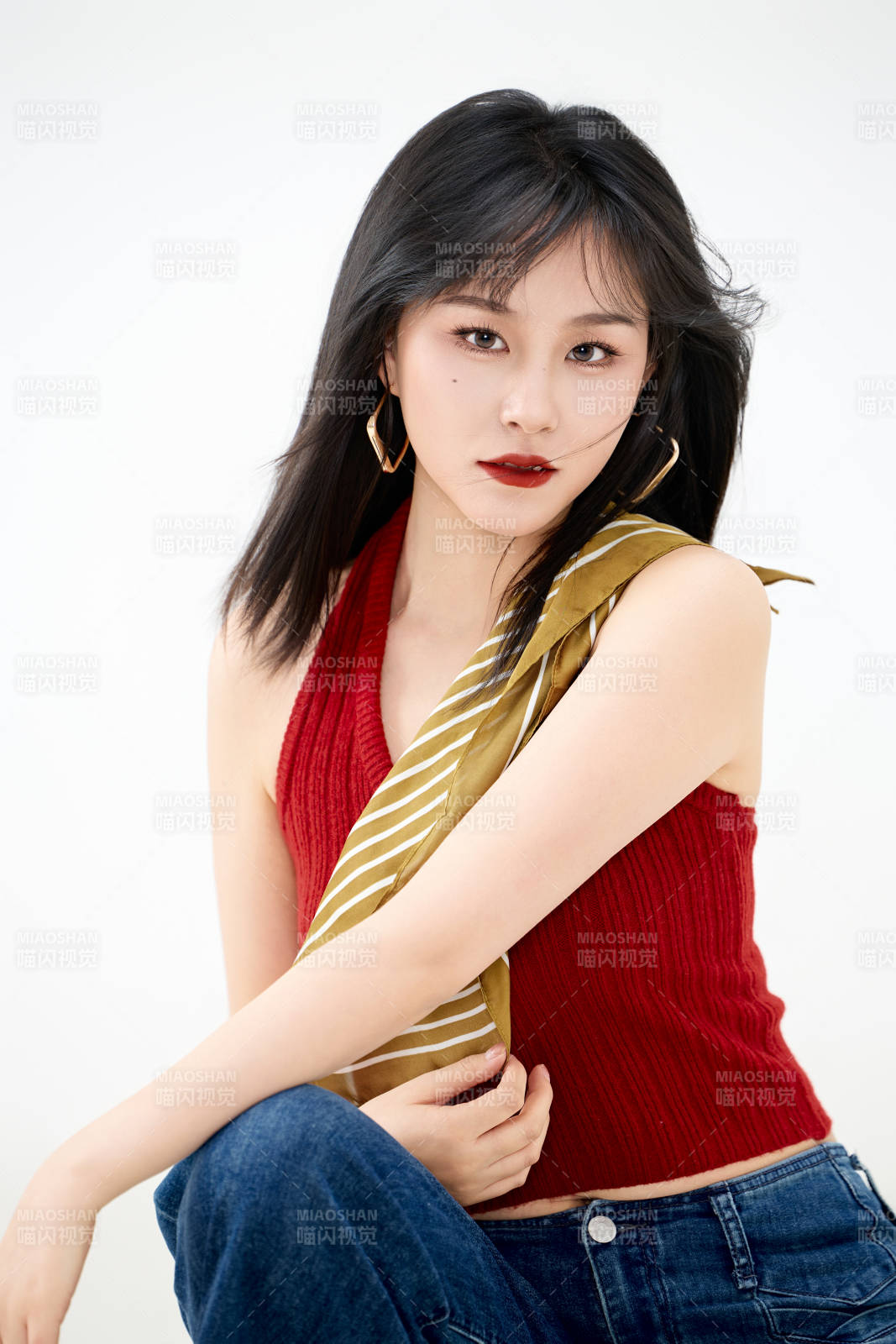 影棚拍摄穿着八十年代复古风装束的美女图片