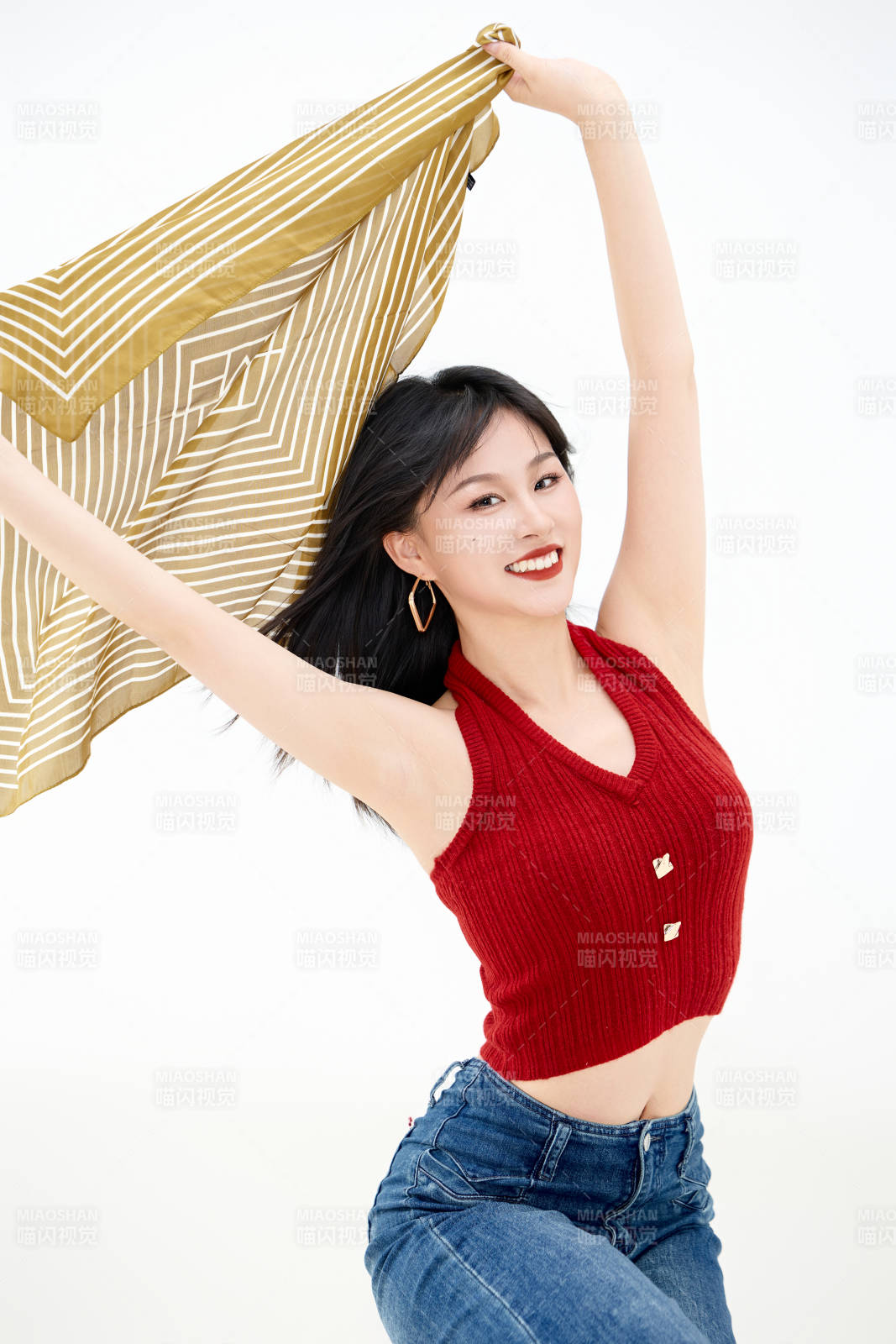 影棚拍摄穿着八十年代复古风装束的美女图片