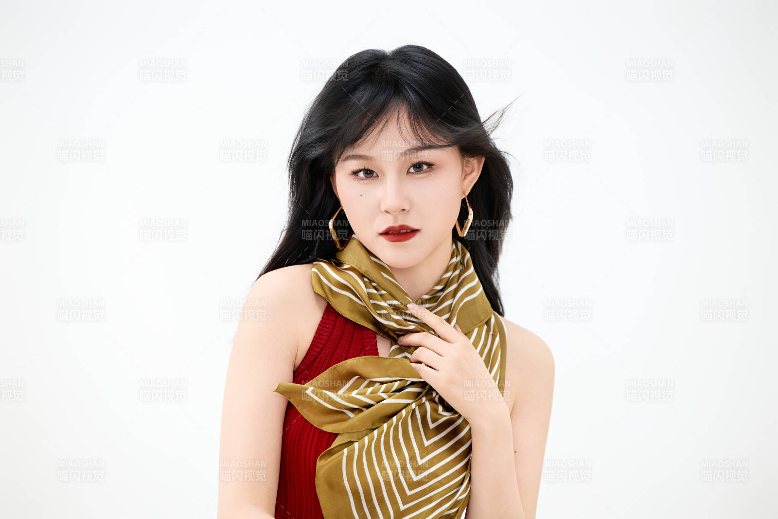 影棚拍摄穿着八十年代复古风装束的美女图片