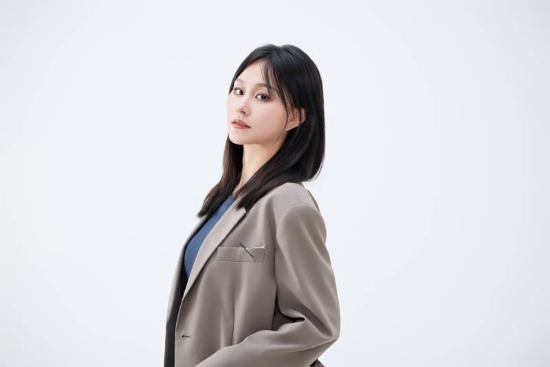 白色背景下穿着西装的职业女性形象图片