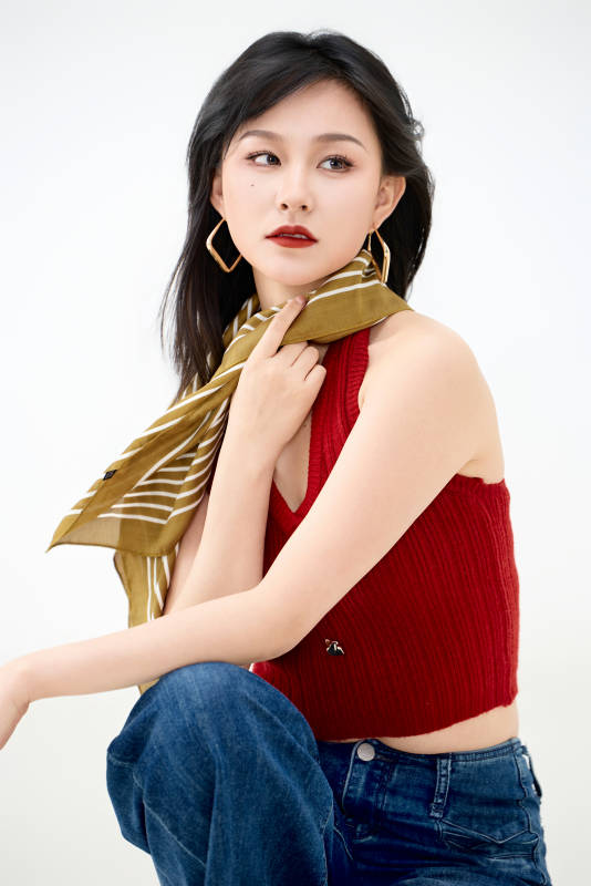 影棚拍摄穿着八十年代复古风装束的美女图片