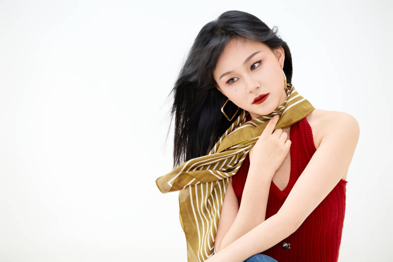 影棚拍摄穿着八十年代复古风装束的美女图片