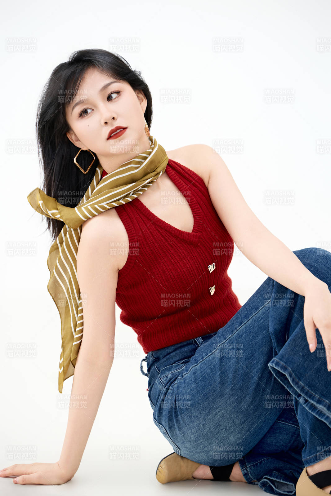 影棚拍摄穿着八十年代复古风装束的美女图片