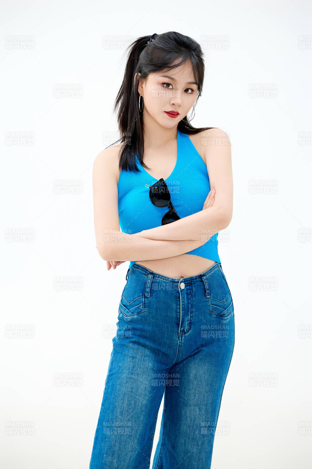 影棚拍摄穿着八十年代复古风装束的美女图片