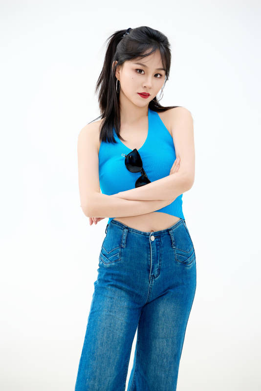 影棚拍摄穿着八十年代复古风装束的美女图片