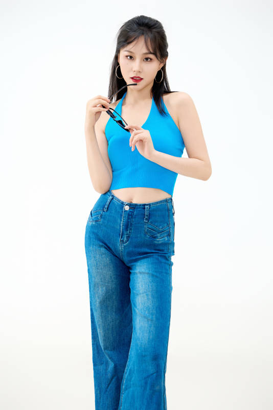 影棚拍摄穿着八十年代复古风装束的美女图片