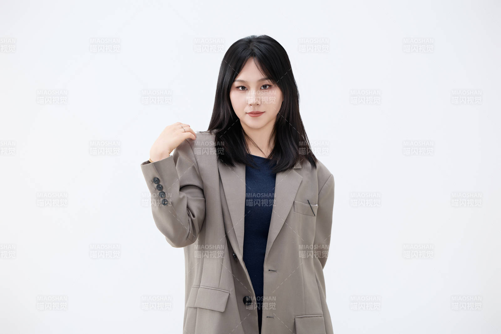 白色背景下穿着西装的职业女性形象图片