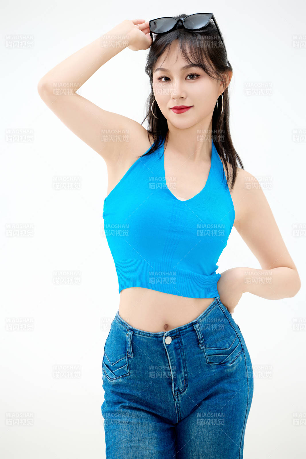 影棚拍摄穿着八十年代复古风装束的美女图片