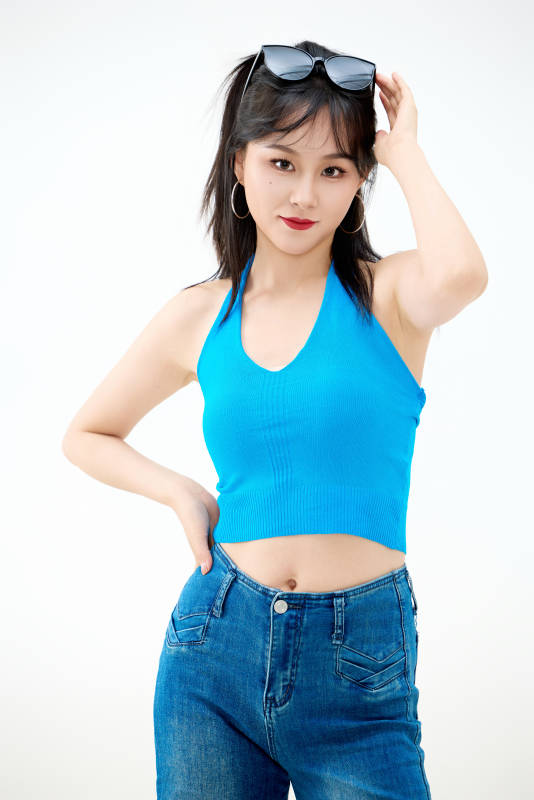 影棚拍摄穿着八十年代复古风装束的美女图片