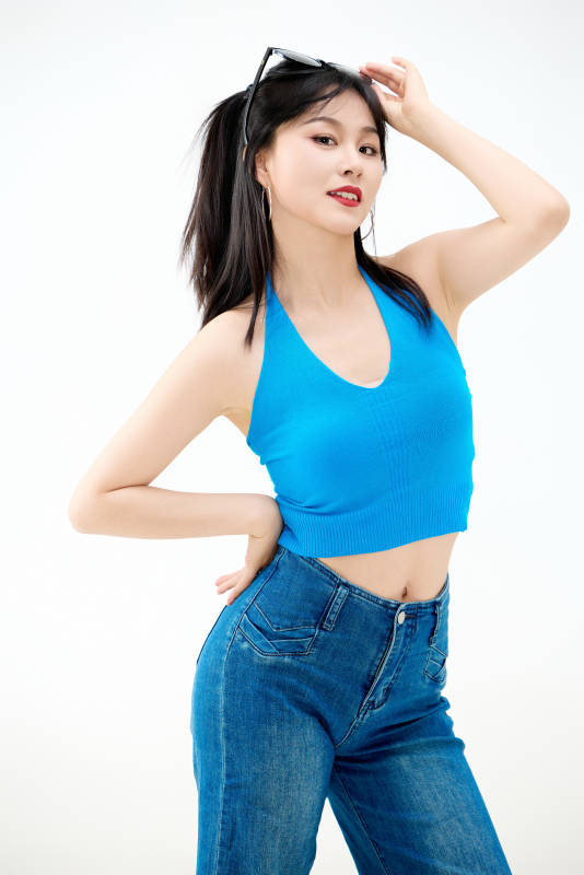 影棚拍摄穿着八十年代复古风装束的美女图片