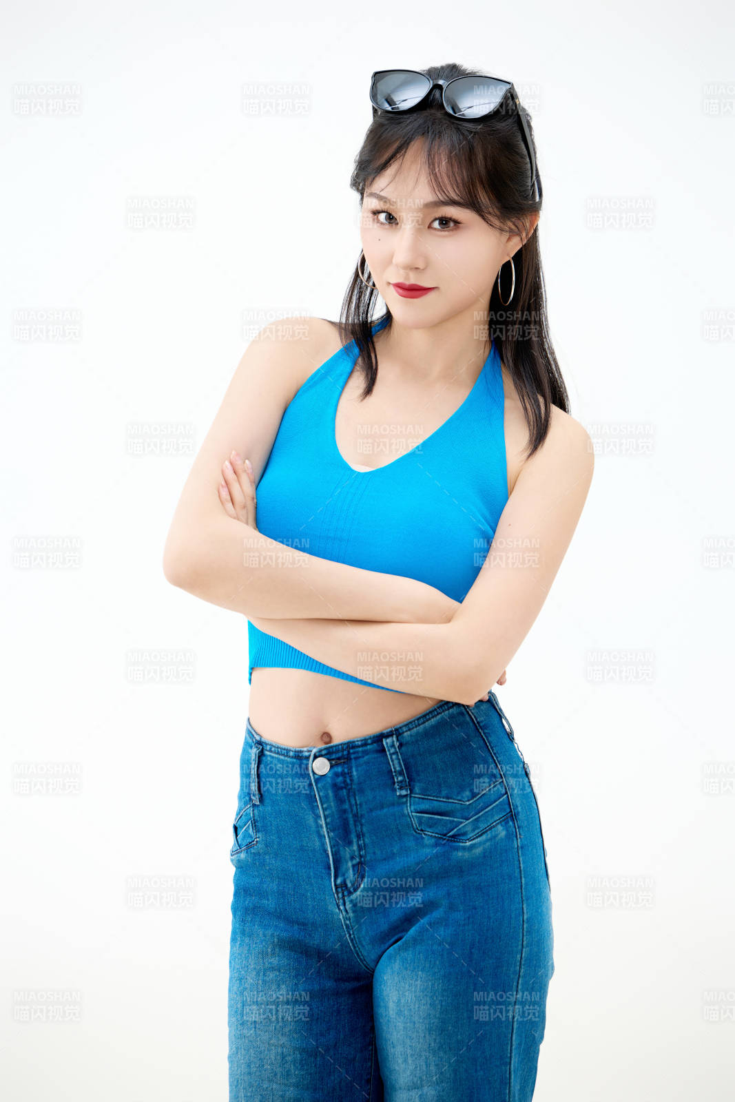 影棚拍摄穿着八十年代复古风装束的美女图片