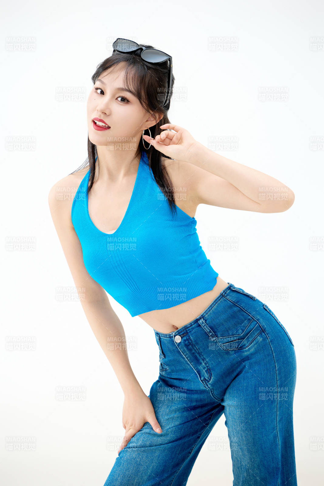 影棚拍摄穿着八十年代复古风装束的美女图片