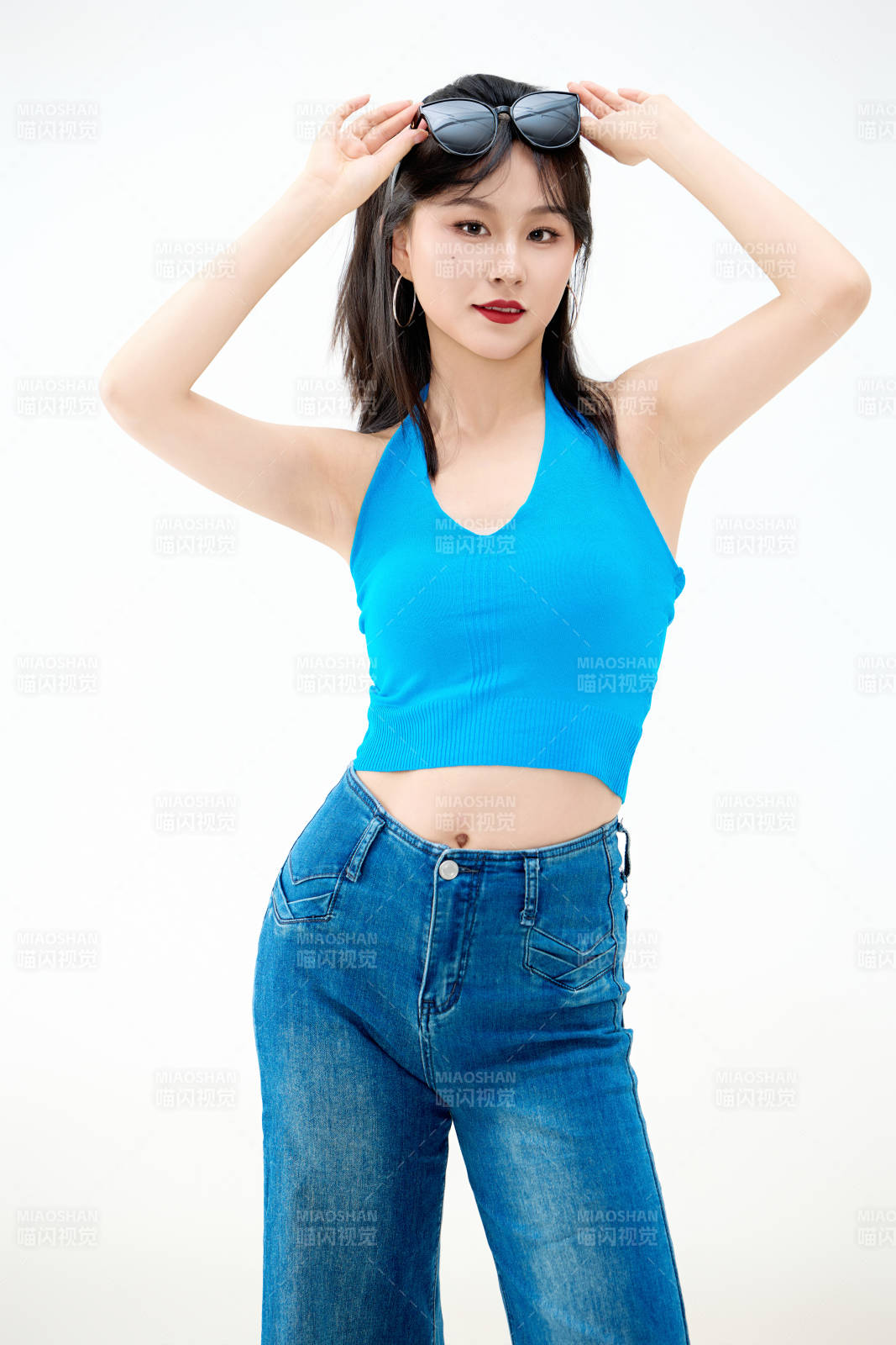 影棚拍摄穿着八十年代复古风装束的美女图片