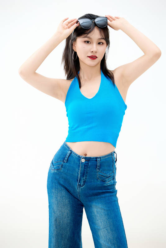 影棚拍摄穿着八十年代复古风装束的美女图片