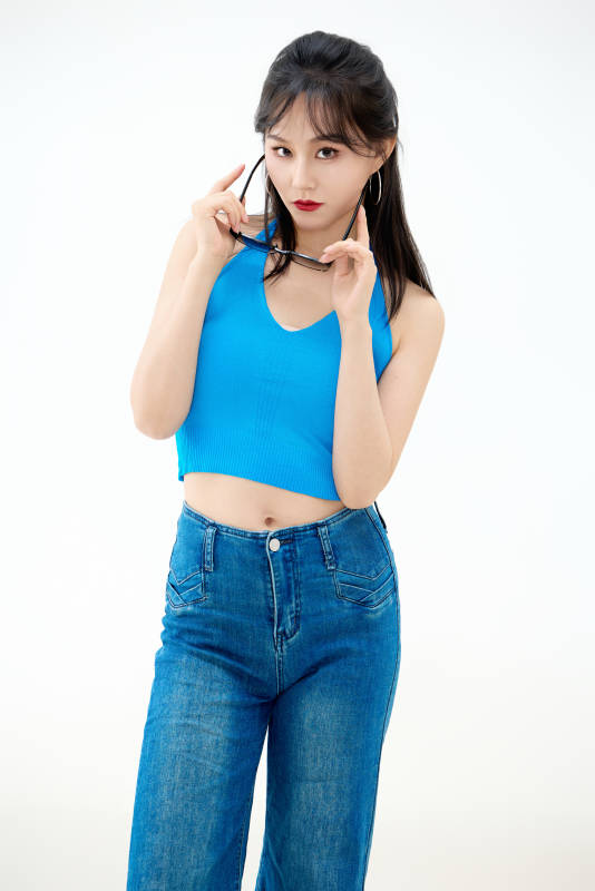 影棚拍摄穿着八十年代复古风装束的美女图片