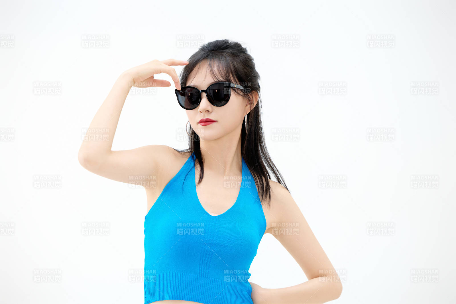 影棚拍摄穿着八十年代复古风装束的美女图片