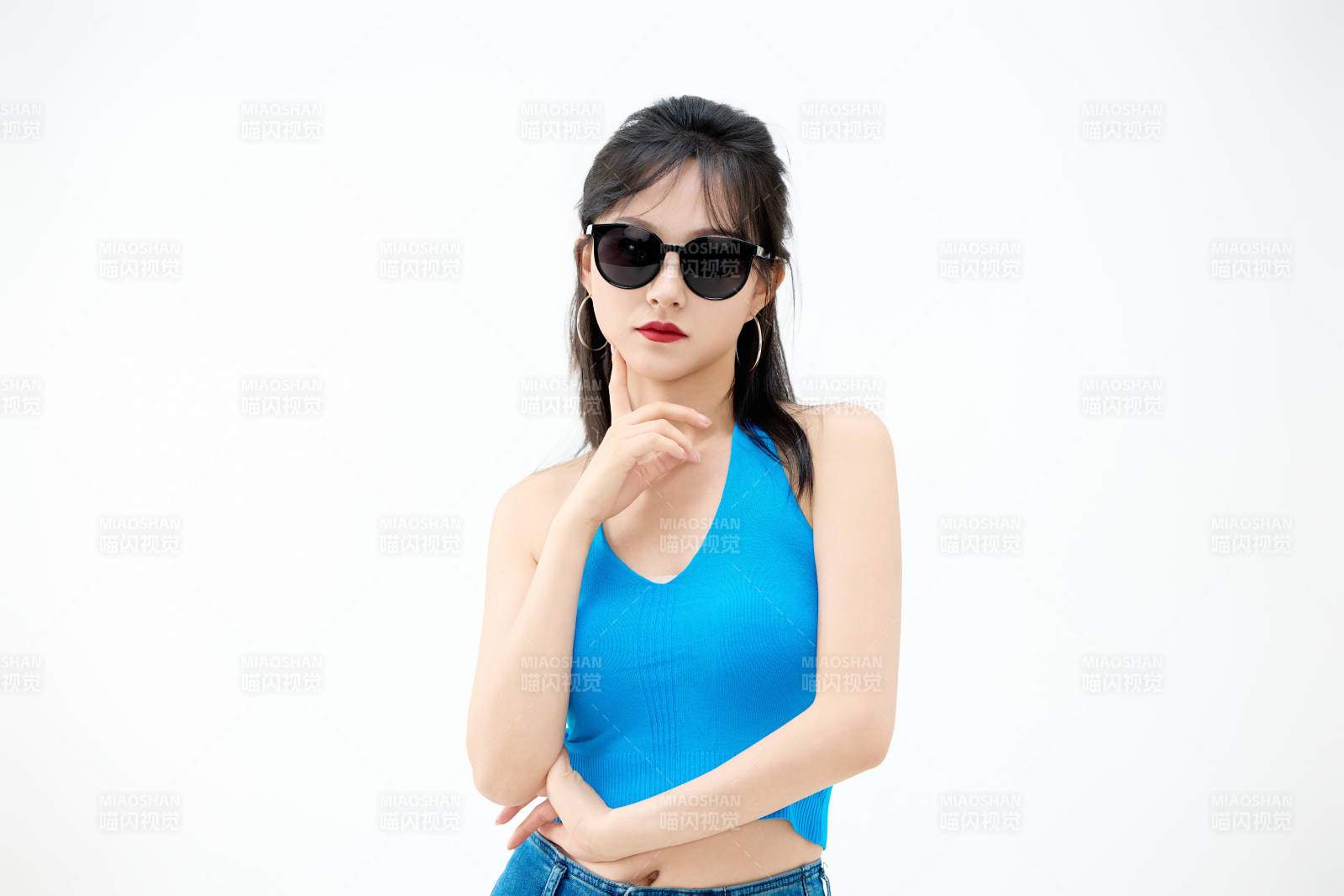 影棚拍摄穿着八十年代复古风装束的美女图片