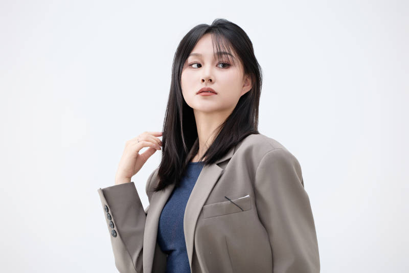 白色背景下穿着西装的职业女性形象图片