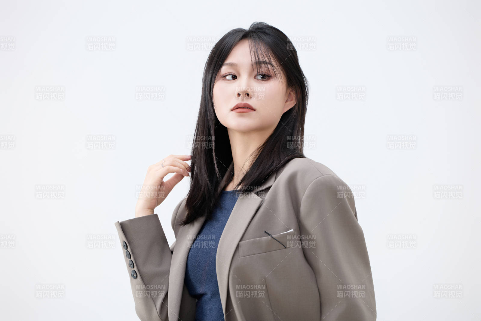 白色背景下穿着西装的职业女性形象图片