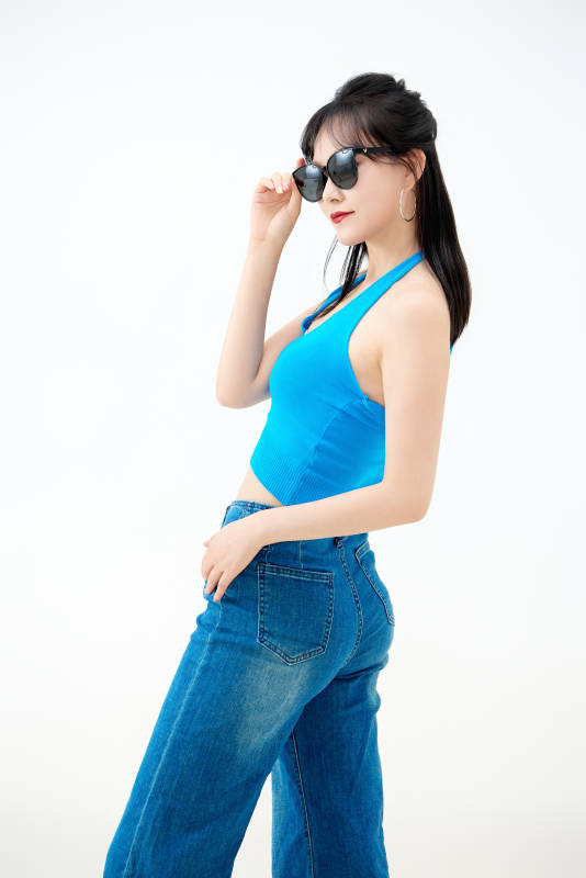 影棚拍摄穿着八十年代复古风装束的美女图片