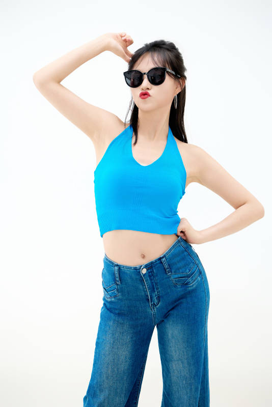 影棚拍摄穿着八十年代复古风装束的美女图片