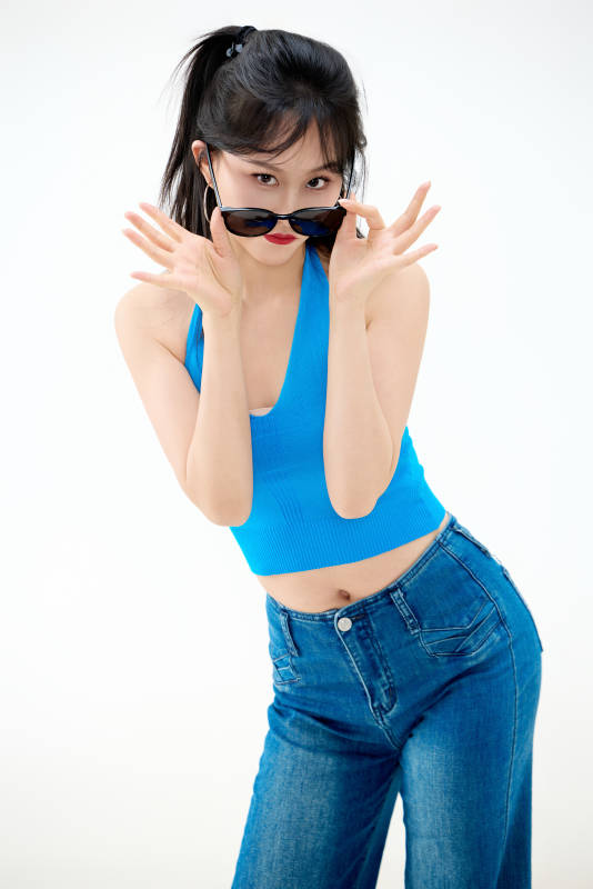 影棚拍摄穿着八十年代复古风装束的美女图片