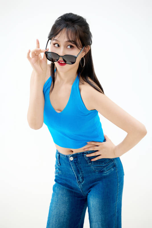 影棚拍摄穿着八十年代复古风装束的美女图片