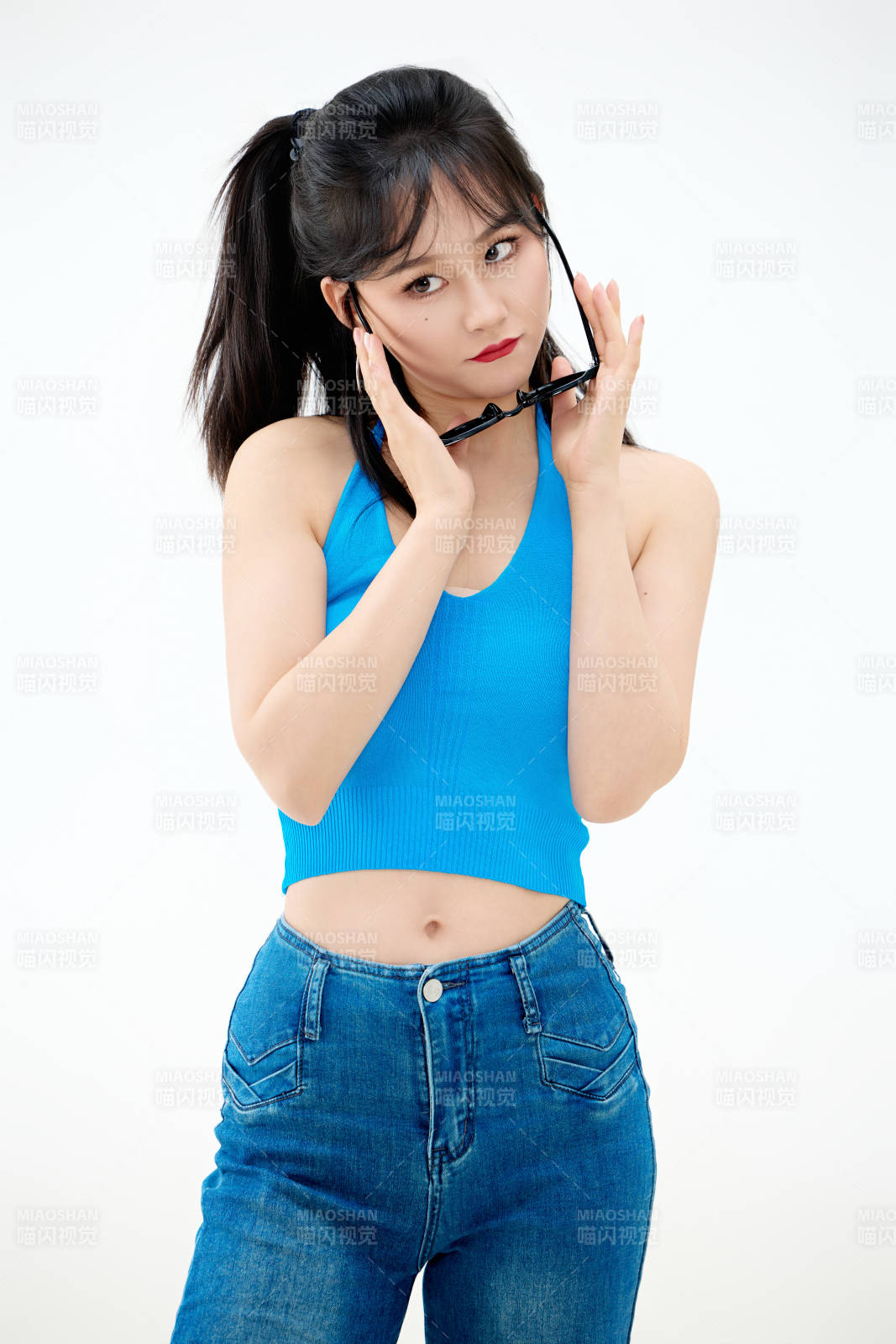 影棚拍摄穿着八十年代复古风装束的美女图片