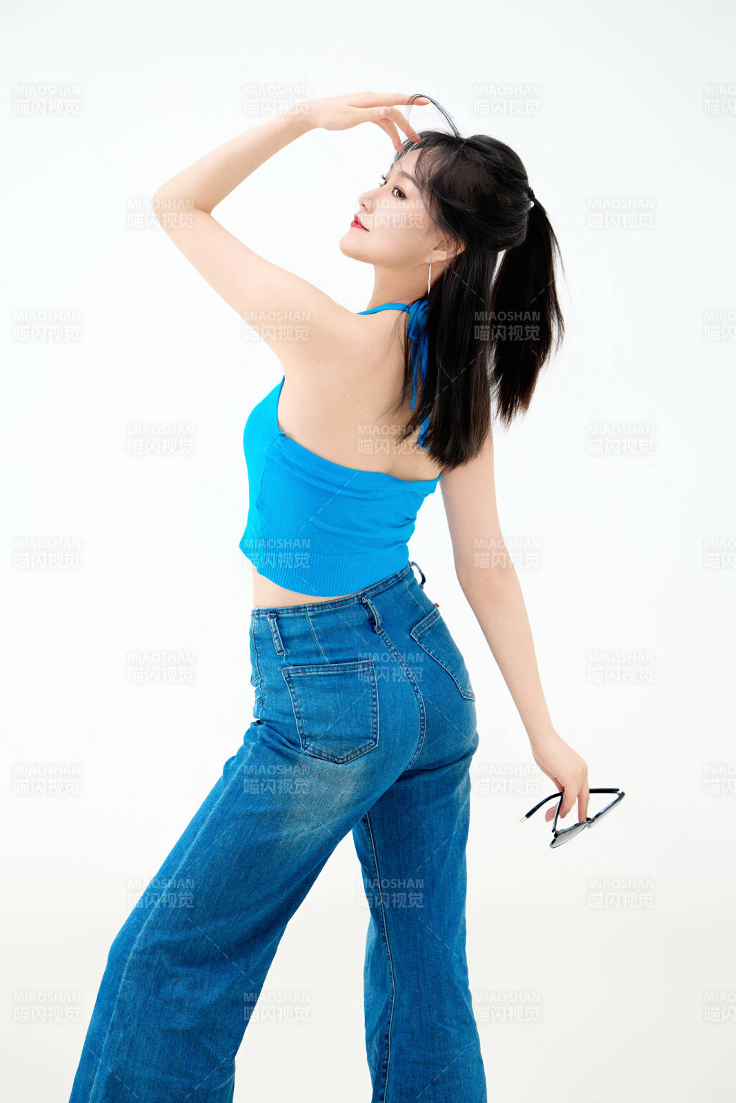 影棚拍摄穿着八十年代复古风装束的美女图片