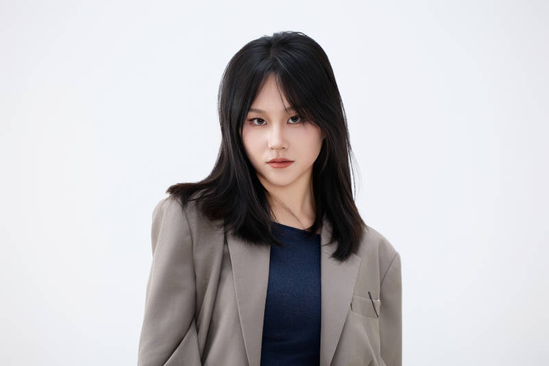 白色背景下穿着西装的职业女性形象图片