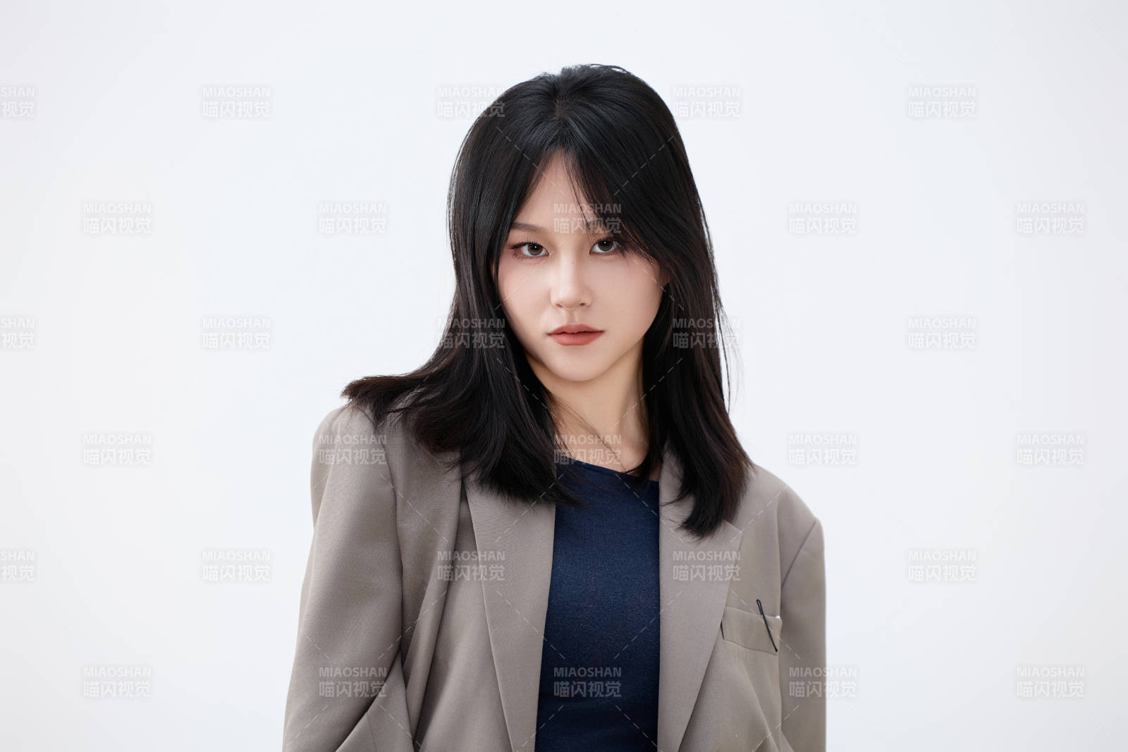 白色背景下穿着西装的职业女性形象图片