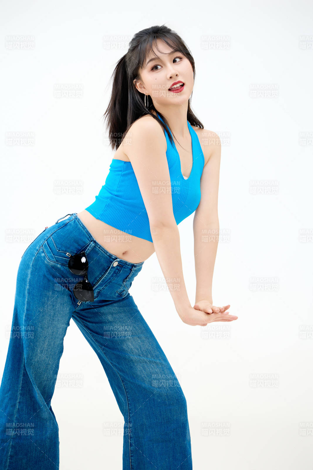 影棚拍摄穿着八十年代复古风装束的美女图片