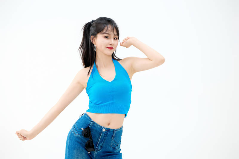 影棚拍摄穿着八十年代复古风装束的美女图片