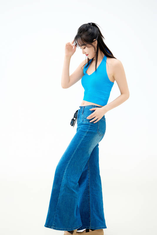 影棚拍摄穿着八十年代复古风装束的美女图片